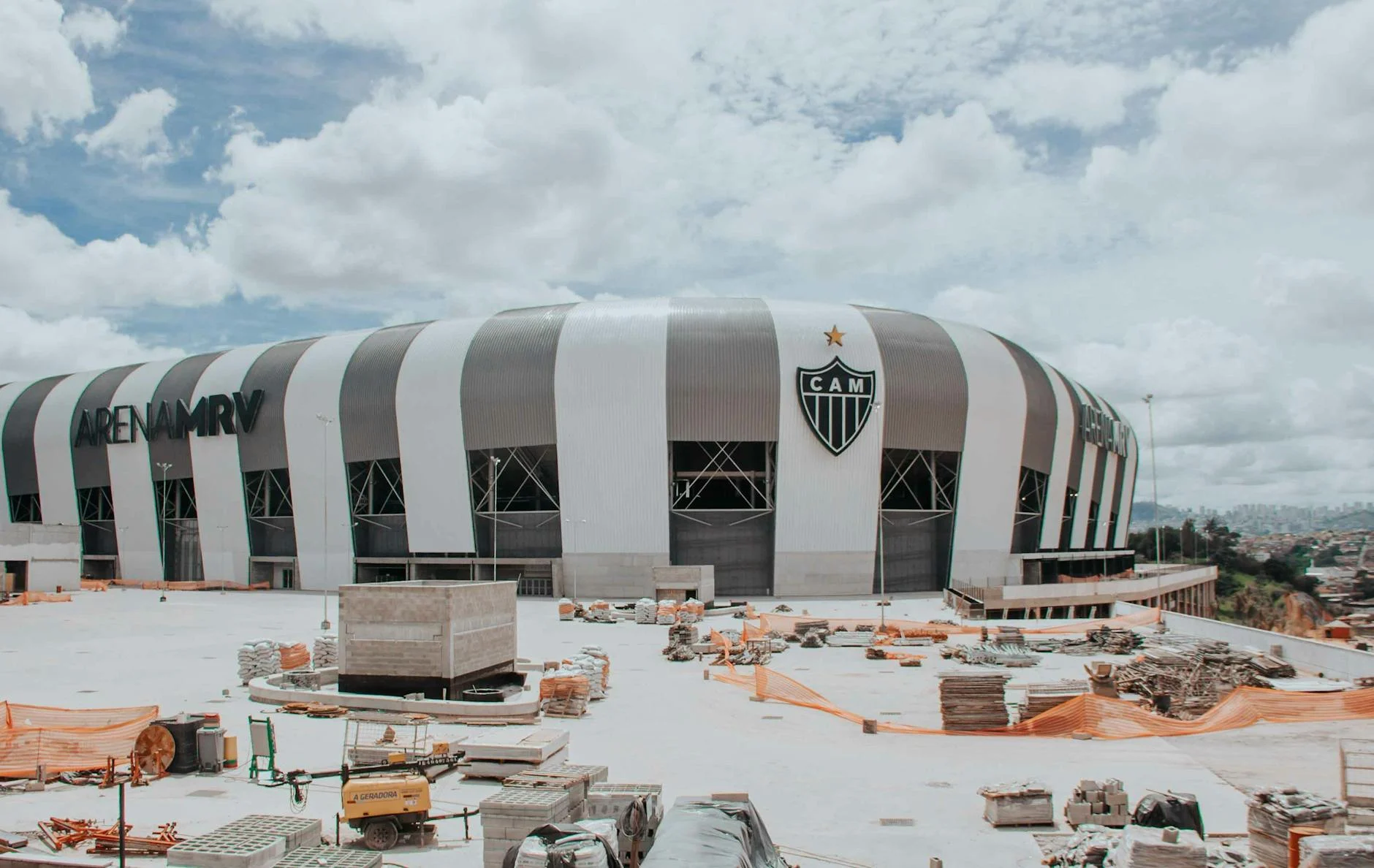 Aerial view of the Arena MRV stadium in Belo Horizonte under construction, showcasing modern architecture.