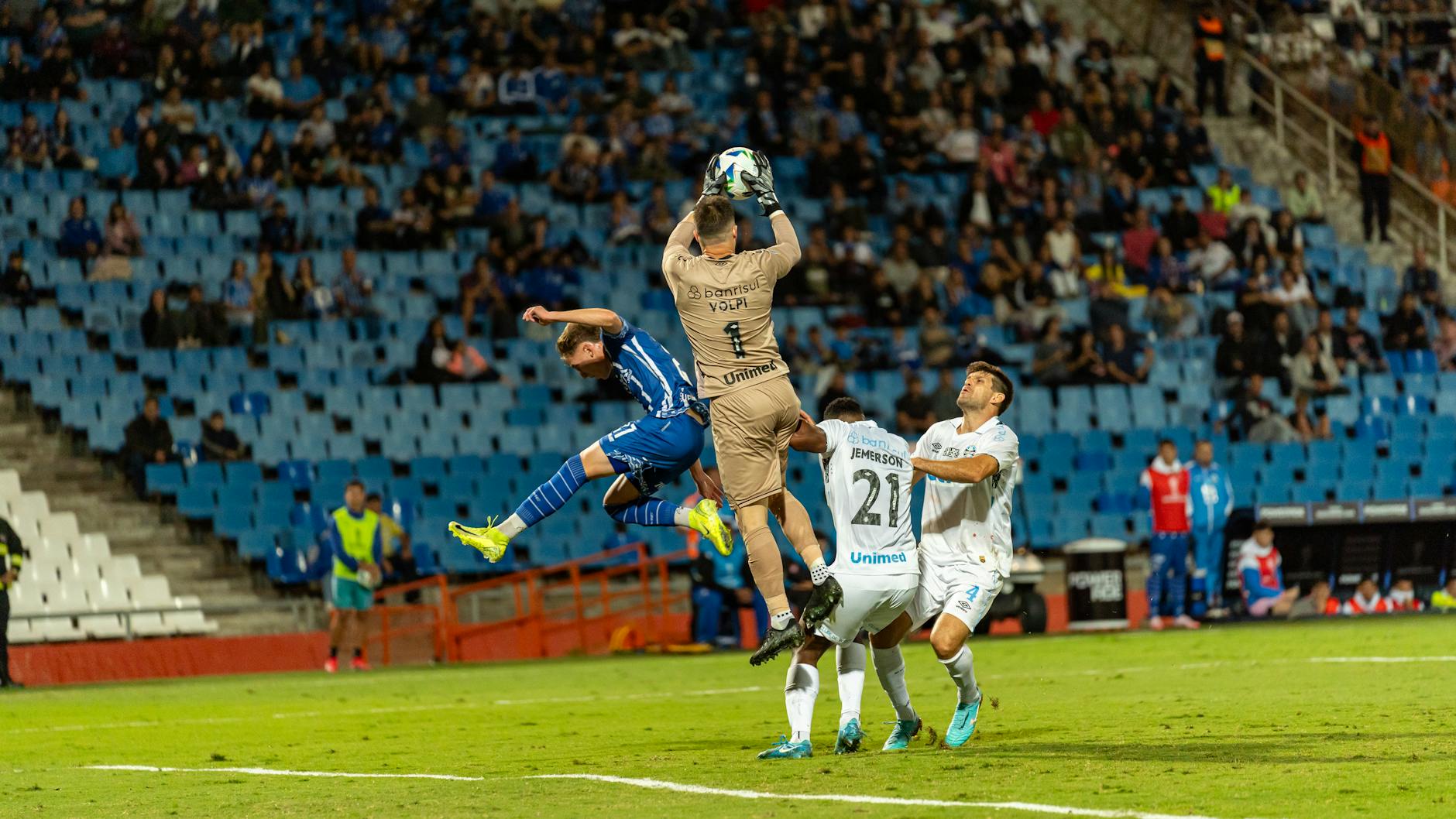 Tottenham mira joia do Cruzeiro e expõe novo dilema de mercado no Mineirão
