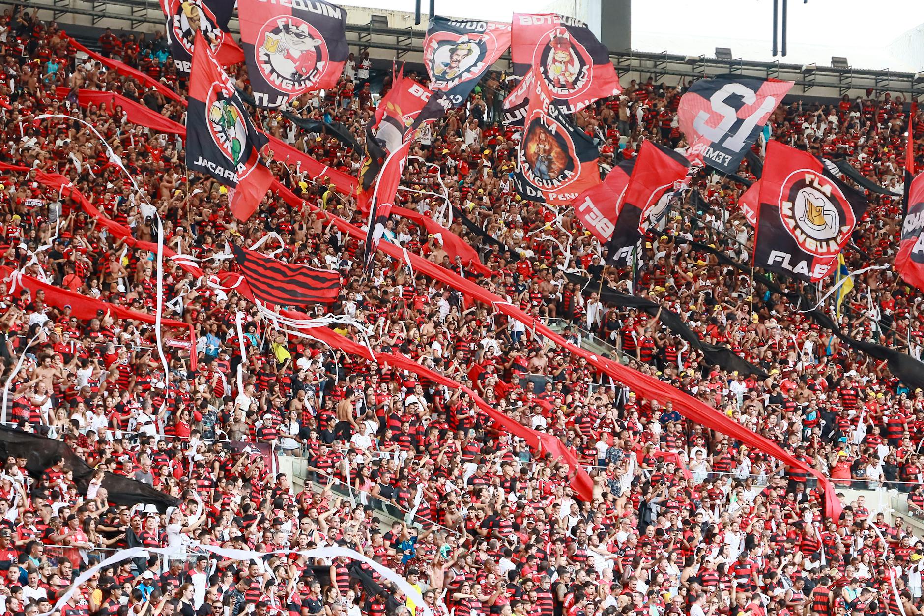 Paquetá reaparece com proteção na perna e acende alerta no Flamengo